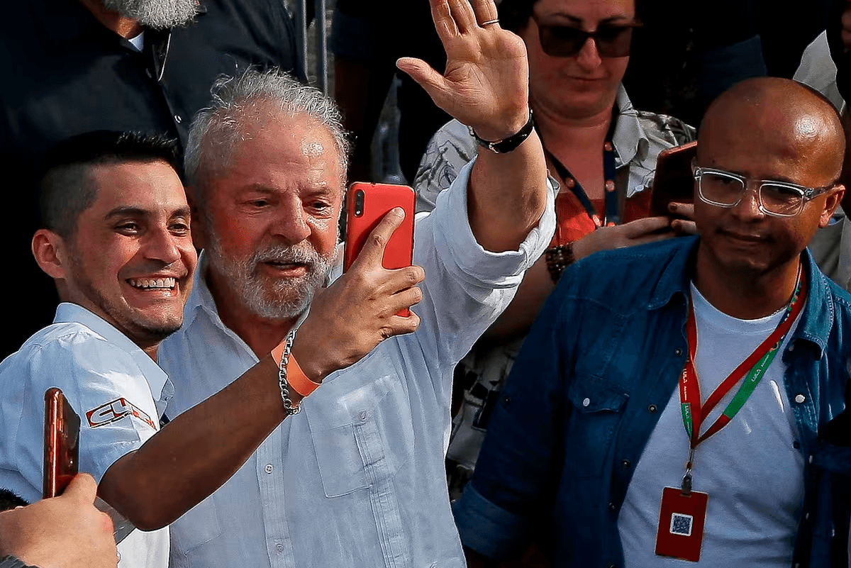 La política se juega en el celular: de las selfies de Lula a los bots de Cerimedo