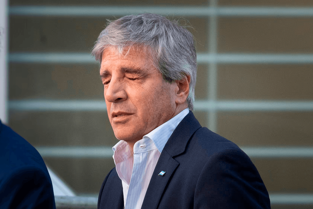 Milei blindó a Caputo con "traición a la patria" y el ministro va al FMI con una meta incumplida