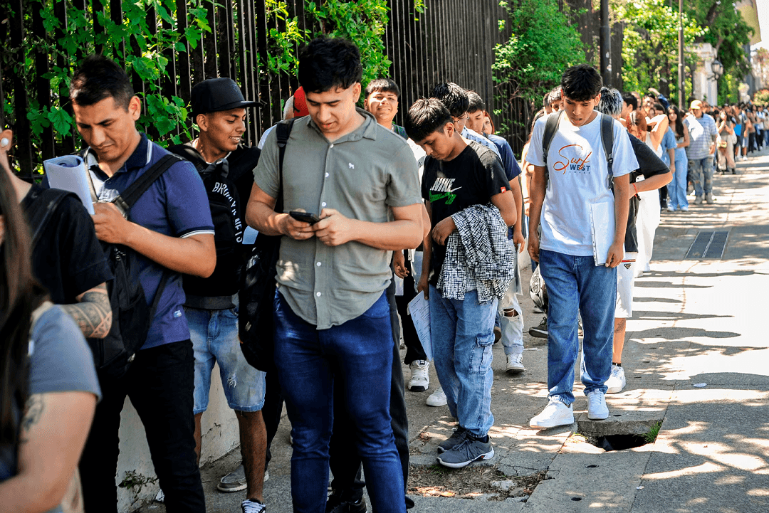 LLA sale a retener a los jóvenes que la llevaron al poder, en medio de una crisis habitacional y señales electorales contradictorias