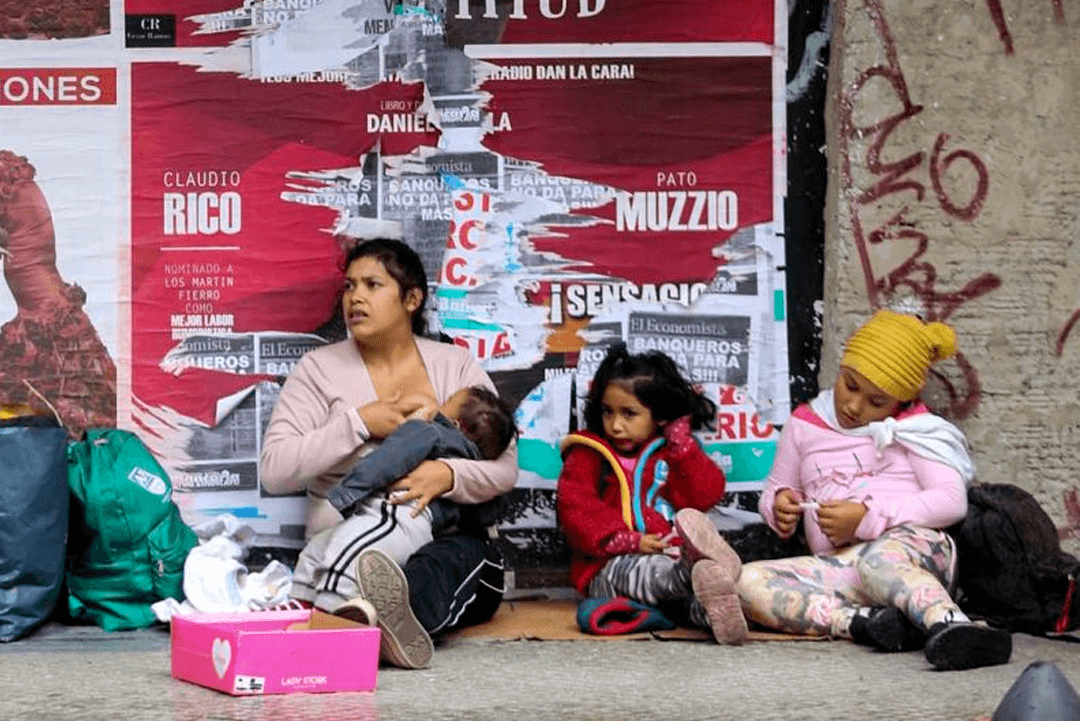 Pobreza al 32,3% y la peor caída mensual de la actividad desde la pandemia: los datos del INDEC chocaron con el optimismo de Milei en Nueva York