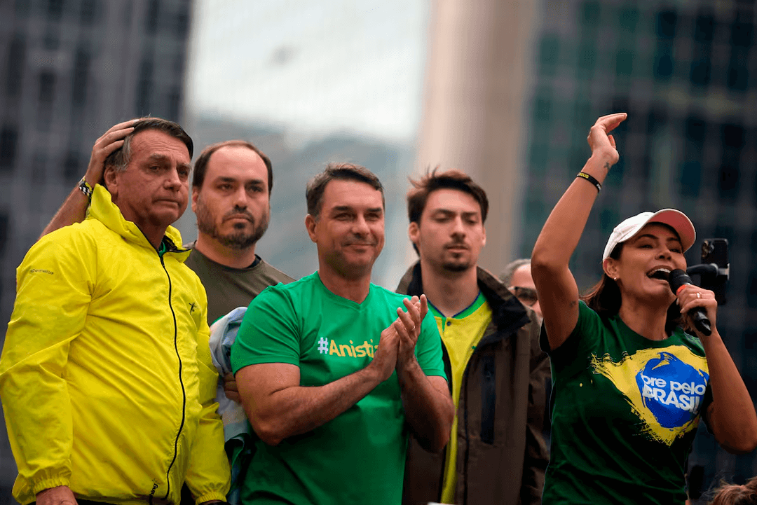Los Bolsonaro ganaron cuatro bancas y van por la Presidencia para liberar al padre